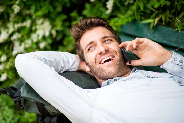 Close Retrato Homem Bonito Deitado Banco Parque Conversando Com Telefone — Fotografia de Stock