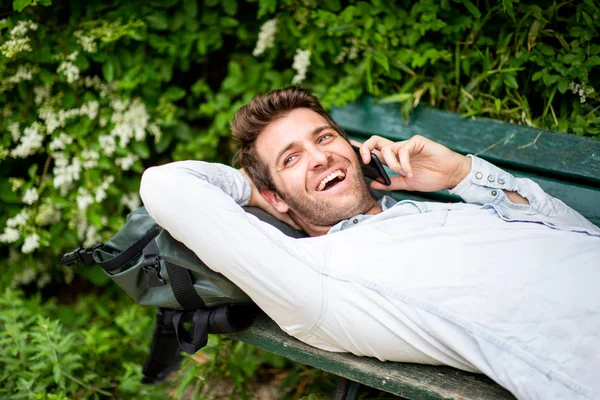 Porträtt Glad Medelålders Man Liggande Parkbänk Talar Med Mobiltelefon — Stockfoto