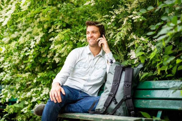 Porträtt Stilig Man Som Sitter Parkbänken Och Pratar Med Mobiltelefon — Stockfoto