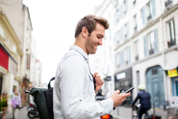 Портрет Мужчины Средних Лет Улыбающегося Глядя Мобильный Телефон Городе — стоковое фото
