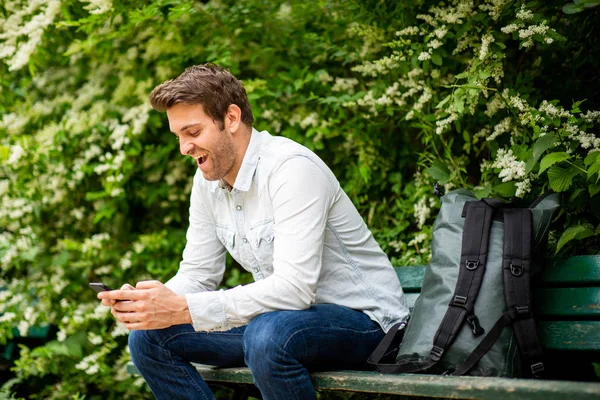 Portrét Šťastného Staršího Muže Sedícího Lavičce Parku Dívajícího Mobilní Telefon — Stock fotografie