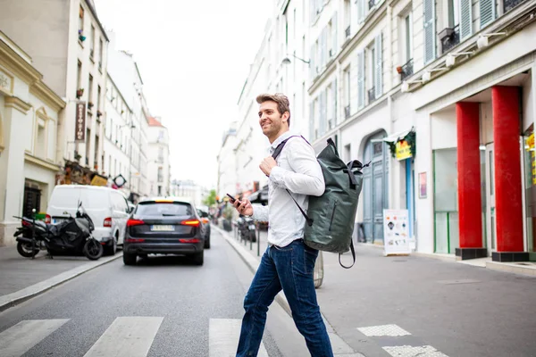 Zijportret Van Gelukkige Man Oversteken Straat Met Mobiele Telefoon Tas — Stockfoto