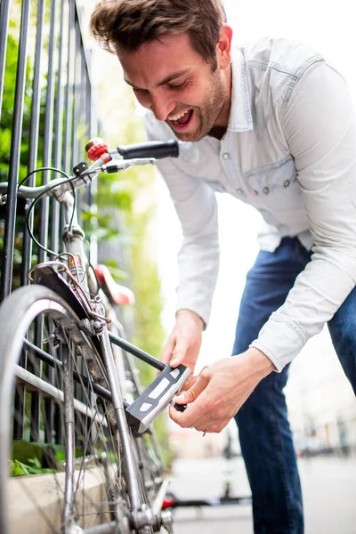 幸せな男の肖像 市内で自転車ロックを解除 — ストック写真