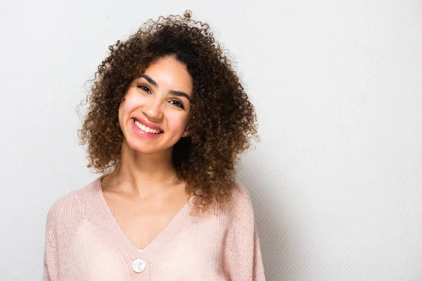 Retrato Cerca Una Joven Afroamericana Sonriente Con Pelo Rizado Por — Foto de Stock