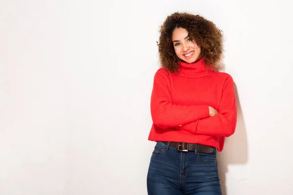 Retrato Una Joven Afroamericana Sonriente Suéter Rojo Con Brazos Cruzados — Foto de Stock