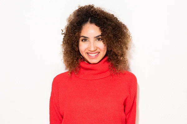 Primer Retrato Una Joven Afroamericana Sonriente Con Pelo Rizado Suéter — Foto de Stock