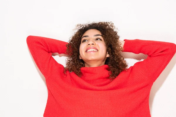 Retrato Cerca Joven Mujer Afroamericana Feliz Con Las Manos Detrás — Foto de Stock