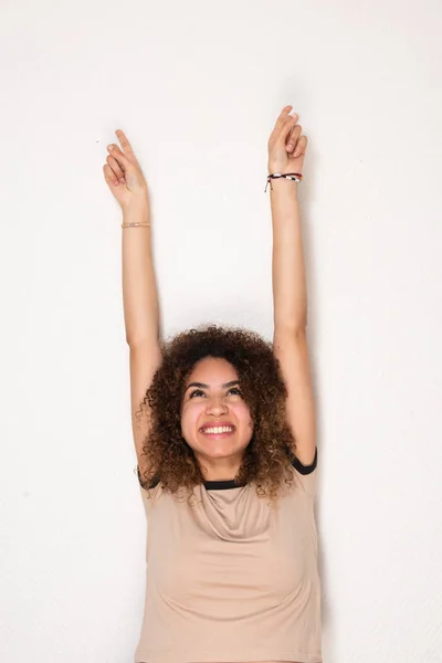 Retrato Joven Mujer Afroamericana Feliz Con Los Brazos Levantados Mirando —  Fotos de Stock