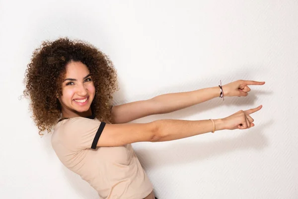 Retrato Lateral Feliz Joven Afroamericana Mujer Señalando Los Dedos Por — Foto de Stock
