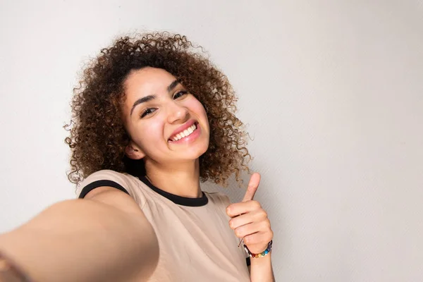 Close Ritratto Felice Giovane Donna Prendendo Selfie Bye Muro Bianco — Foto Stock