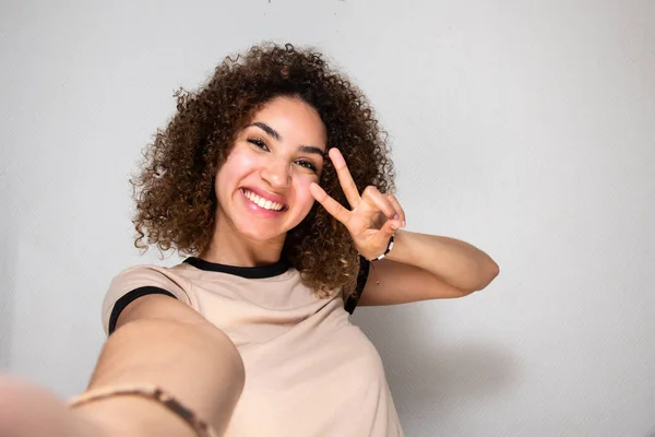 Retrato Mujer Joven Tomando Selfie Con Mano Paz Signo Por — Foto de Stock