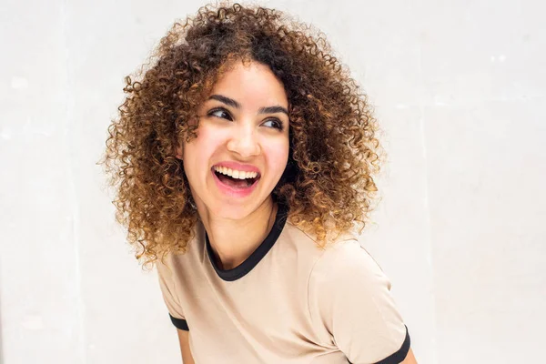 Close Retrato Alegre Jovem Mulher Com Cabelo Encaracolado Contra Parede — Fotografia de Stock