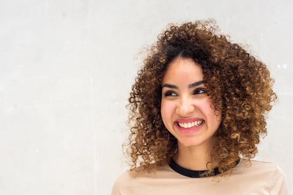 Retrato Cerca Hermosa Joven Afroamericana Con Pelo Rizado Sonriendo Mirando — Foto de Stock