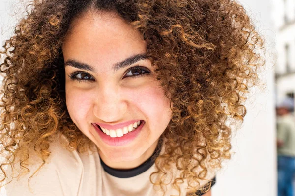 Primer Plano Retrato Hermosa Joven Afroamericana Con Pelo Rizado Sonriendo — Foto de Stock