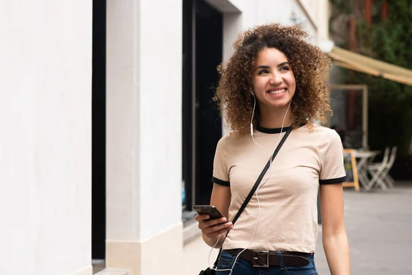 Porträtt Ung Afrikansk Amerikansk Kvinna Ler Stadens Gata Med Mobiltelefon — Stockfoto