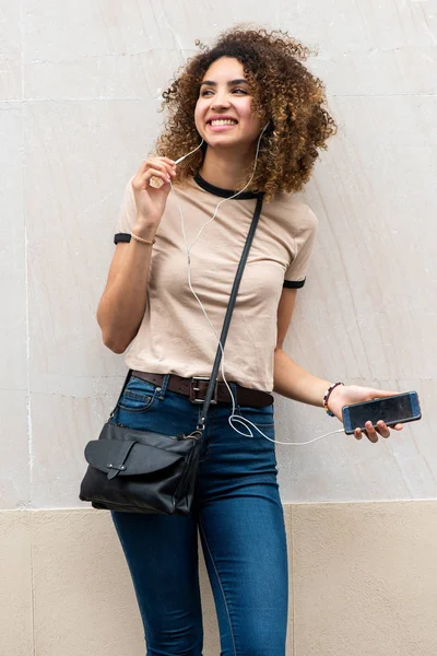 Retrato Una Joven Feliz Escuchando Música Con Auriculares Teléfono Móvil —  Fotos de Stock