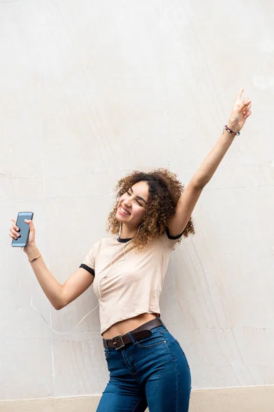 Portrait Heureuse Jeune Femme Afro Américaine Dansant Avec Téléphone Portable — Photo