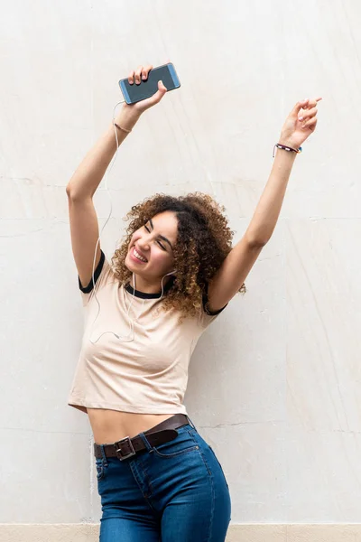 Retrato Feliz Joven Afroamericana Bailando Con Los Brazos Levantados Teléfono — Foto de Stock