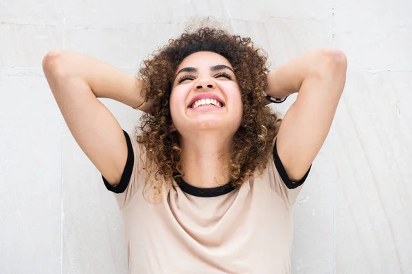 Cerca Retrato Joven Mujer Afroamericana Feliz Con Las Manos Detrás — Foto de Stock