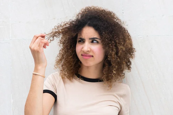 Retrato Cerca Una Joven Afroamericana Con Cabello Rizado Expresión Infeliz —  Fotos de Stock