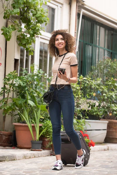 Full Längd Porträtt Glad Afrikansk Amerikansk Kvinna Promenader Gatan Med — Stockfoto