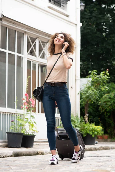 Retrato Larga Duración Mujer Afroamericana Feliz Caminando Por Calle Con — Foto de Stock