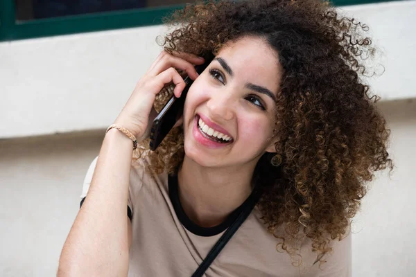 Close Portret Uśmiechniętej Młodej Kobiety Kręconymi Włosami Rozmawiając Telefonu Komórkowego — Zdjęcie stockowe