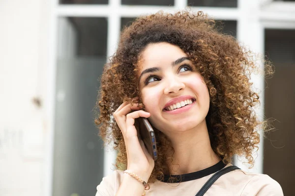 Close Portret Van Glimlachende Jonge Vrouw Met Krullend Haar Praten — Stockfoto