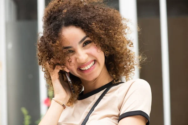 Close Portret Glimlachende Jonge Vrouw Met Krullend Haar Praten Met — Stockfoto