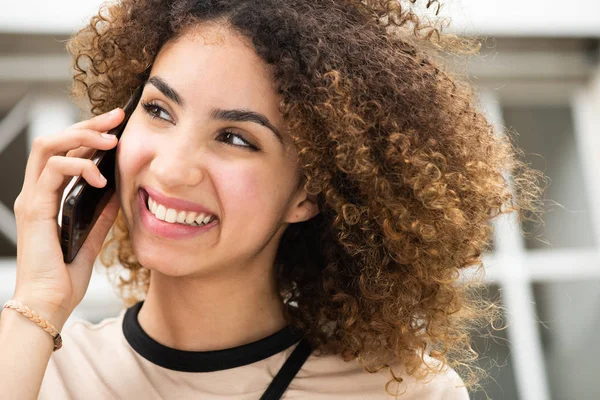 Primer Plano Retrato Feliz Joven Mestiza Mujer Con Pelo Rizado —  Fotos de Stock