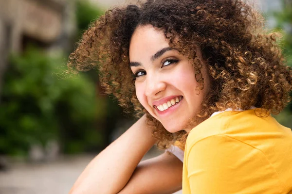 Retrato Cerca Una Joven Afroamericana Sonriente Con Pelo Rizado Sentado —  Fotos de Stock