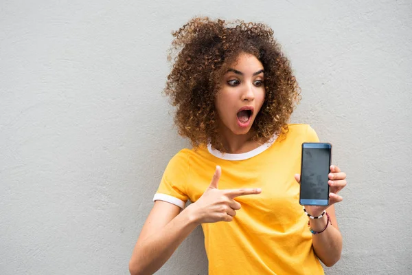 Portret Van Een Verbaasde Jonge Vrouw Wijzend Vinger Naar Mobiele — Stockfoto