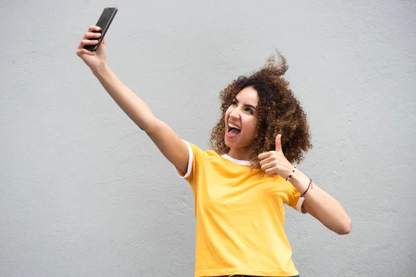 Side Portret Van Gelukkige Jonge Vrouw Nemen Selfie Met Mobiele — Stockfoto