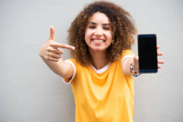 Крупный План Портрета Счастливой Молодой Женщины Указывающей Пальцем Экран Мобильного — стоковое фото