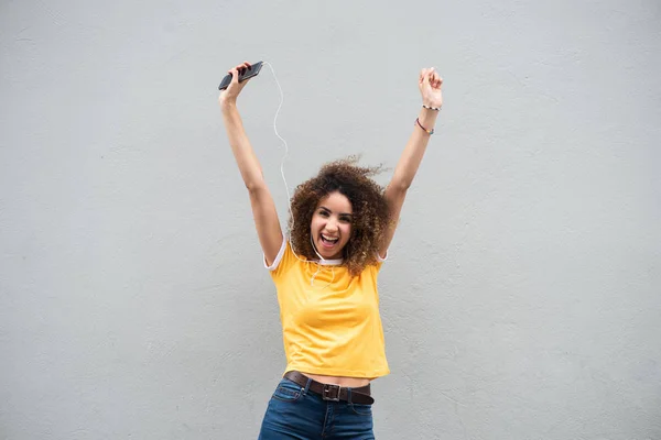 Портрет Счастливая Молодая Женщина Поднятыми Руками Держа Руках Сотовый Телефон — стоковое фото