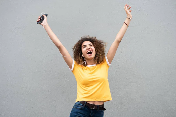 Portrait Jeune Femme Heureuse Avec Les Bras Levés Tenant Téléphone — Photo