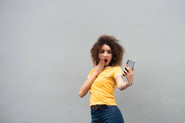 Retrato Mulher Jovem Com Expressão Surpresa Segurando Telefone Celular Olhando — Fotografia de Stock
