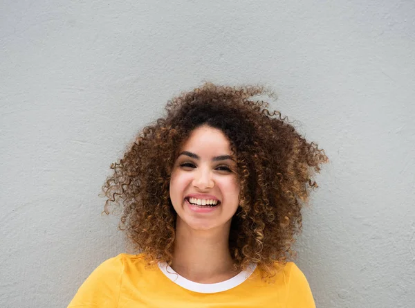 Detail Portrét Šťastné Usmívající Mladé Ženy Kudrnaté Vlasy Šedém Pozadí — Stock fotografie