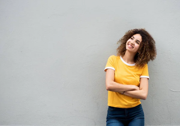 Retrato Una Linda Mujer Joven Con Pelo Rizado Los Brazos —  Fotos de Stock