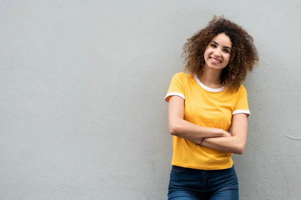 Retrato Joven Sonriente Con Pelo Rizado Los Brazos Cruzados Por —  Fotos de Stock