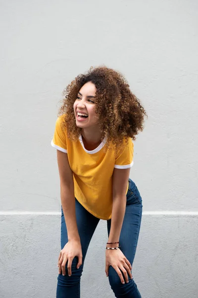 Retrato Una Joven Feliz Riendo Con Las Manos Las Rodillas — Foto de Stock