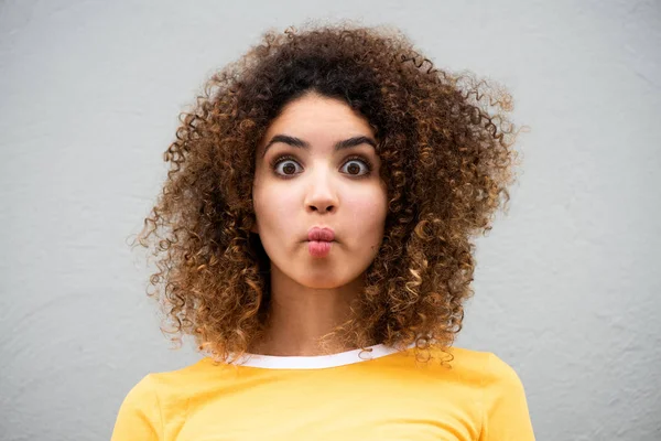 Close Retrato Jovem Mulher Com Cabelo Encaracolado Fazendo Cara Engraçada — Fotografia de Stock