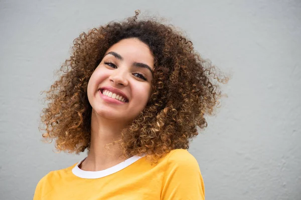 Close Retrato Sorrir Jovem Mulher Com Cabelo Encaracolado Contra Fundo — Fotografia de Stock