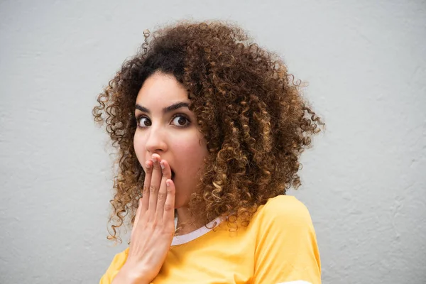 Close Retrato Mulher Jovem Surpreso Com Cabelo Encaracolado Mão Sobre — Fotografia de Stock