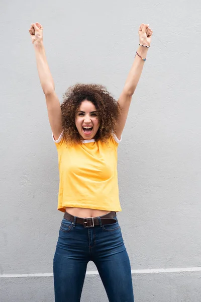 Retrato Mujer Joven Sonriente Con Los Brazos Levantados Por Pared —  Fotos de Stock