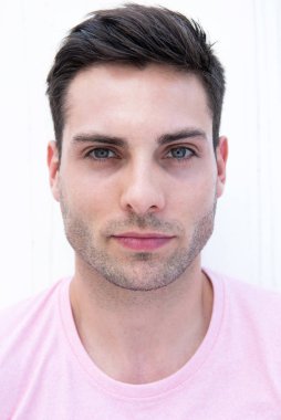 Yakışıklı genç adamın beyaz arkaplanlı portresini yakından çek.