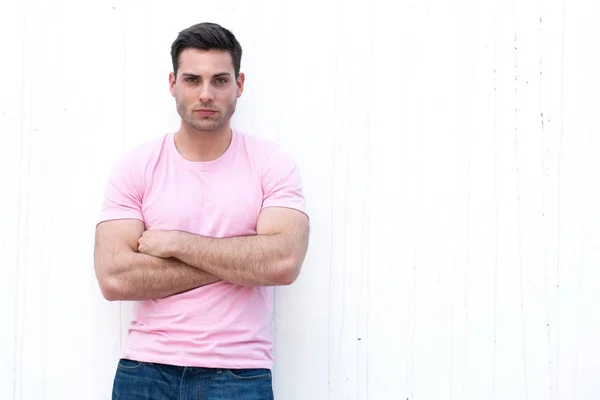 Retrato Joven Guapo Con Expresión Seria Cara Brazos Cruzados Por — Foto de Stock