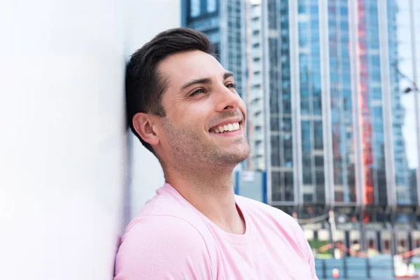 Retrato Cerca Joven Guapo Sonriente Apoyado Contra Una Pared Blanca —  Fotos de Stock