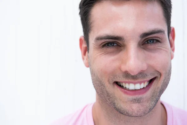 Retrato Cerca Cara Del Joven Sonriente Por Fondo Blanco —  Fotos de Stock