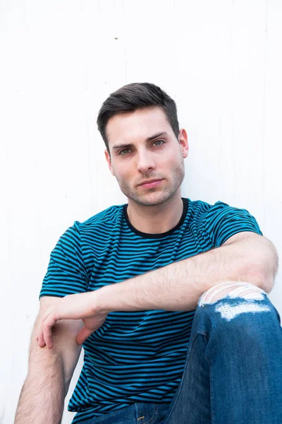 Retrato Joven Guapo Sentado Junto Pared Blanca — Foto de Stock